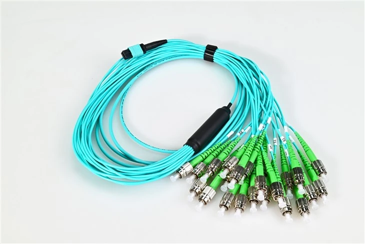 Fiber Optik Yama Kablosu Mtp'den Fc Apc'ye 24 Çekirdek Om3 3.0mm